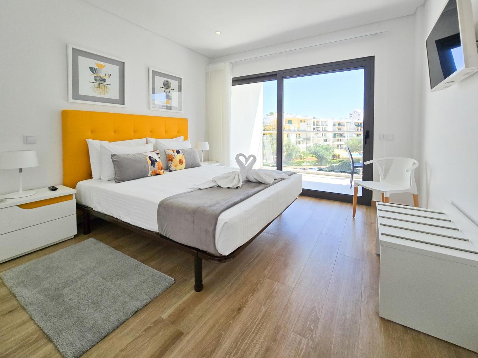 Rocha Honey Glow Apartment *