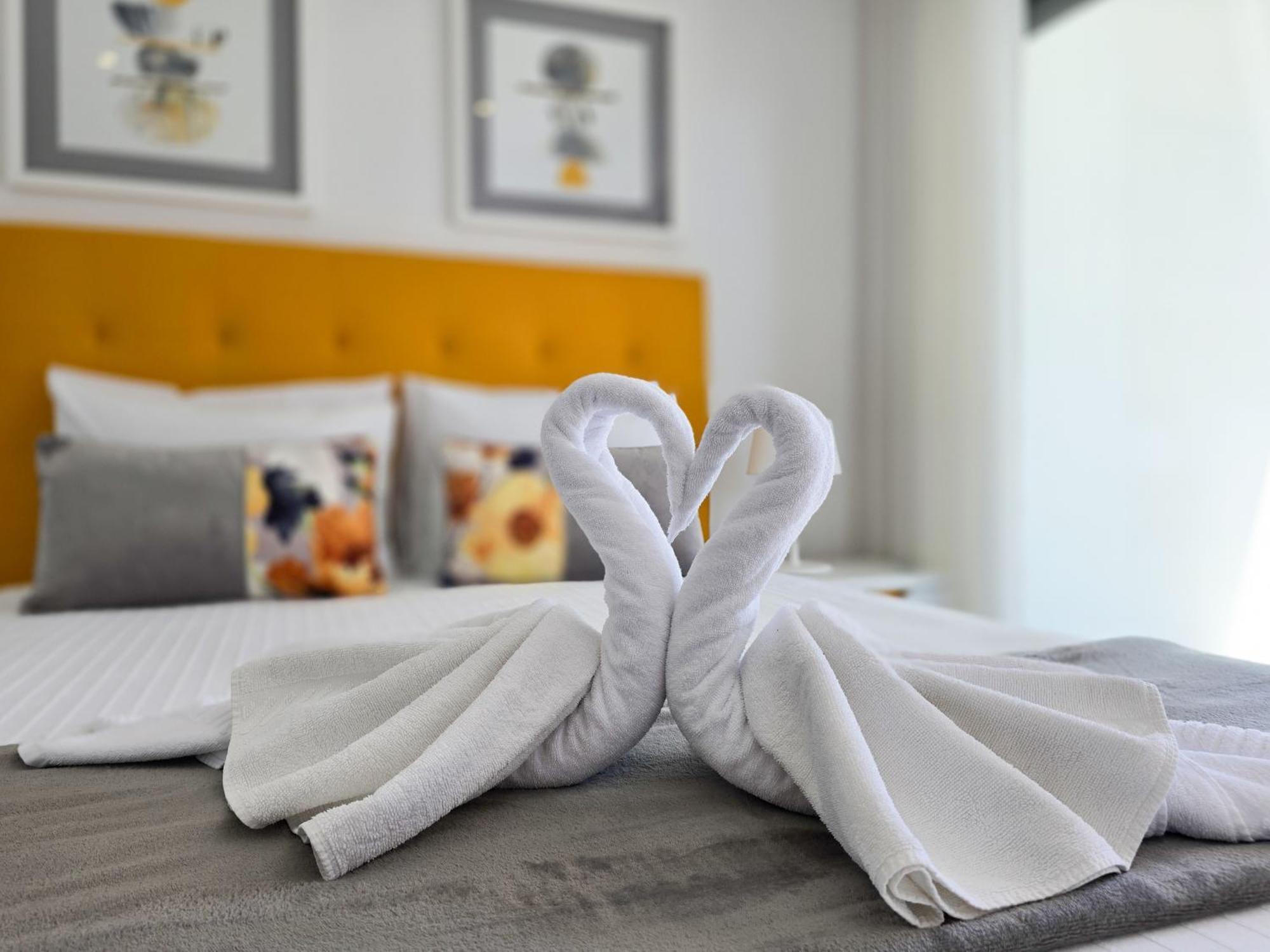 Rocha Honey Glow Apartment *